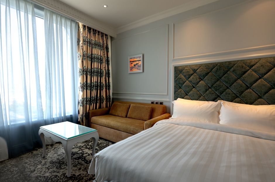 A hotel lobby featuring multi-functional hotel room furniture, with easily reconfigurable seating arrangements for different social scenarios.