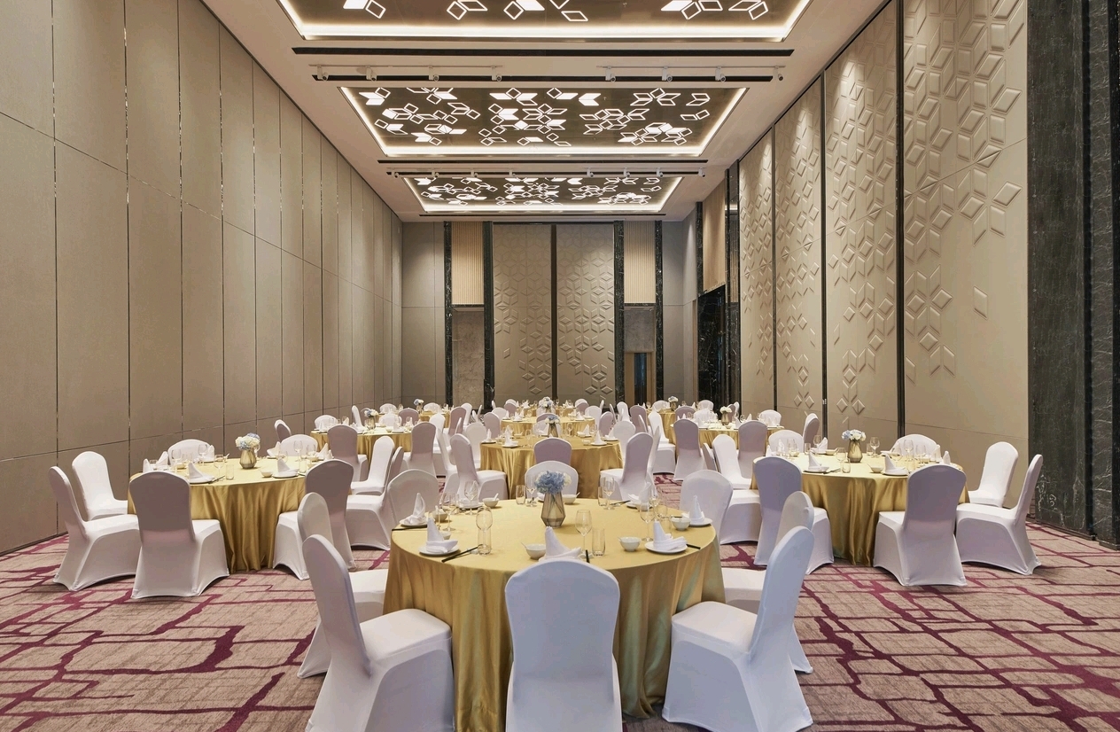 Banquet round table ballroom setup at Courtyard Changchun Poly