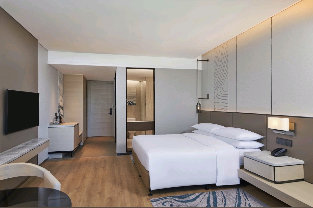 Basic King standard guestroom at Courtyard Changchun Poly