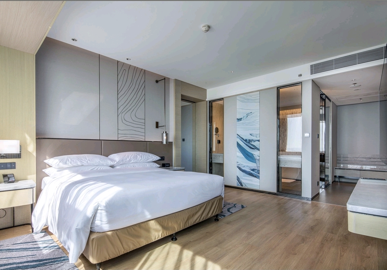 Deluxe King cityview bedroom at Courtyard Changchun Poly