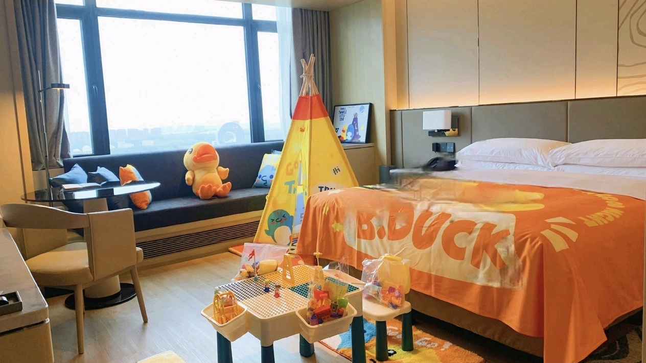 Family kid-themed King bedroom at Courtyard Changchun Poly