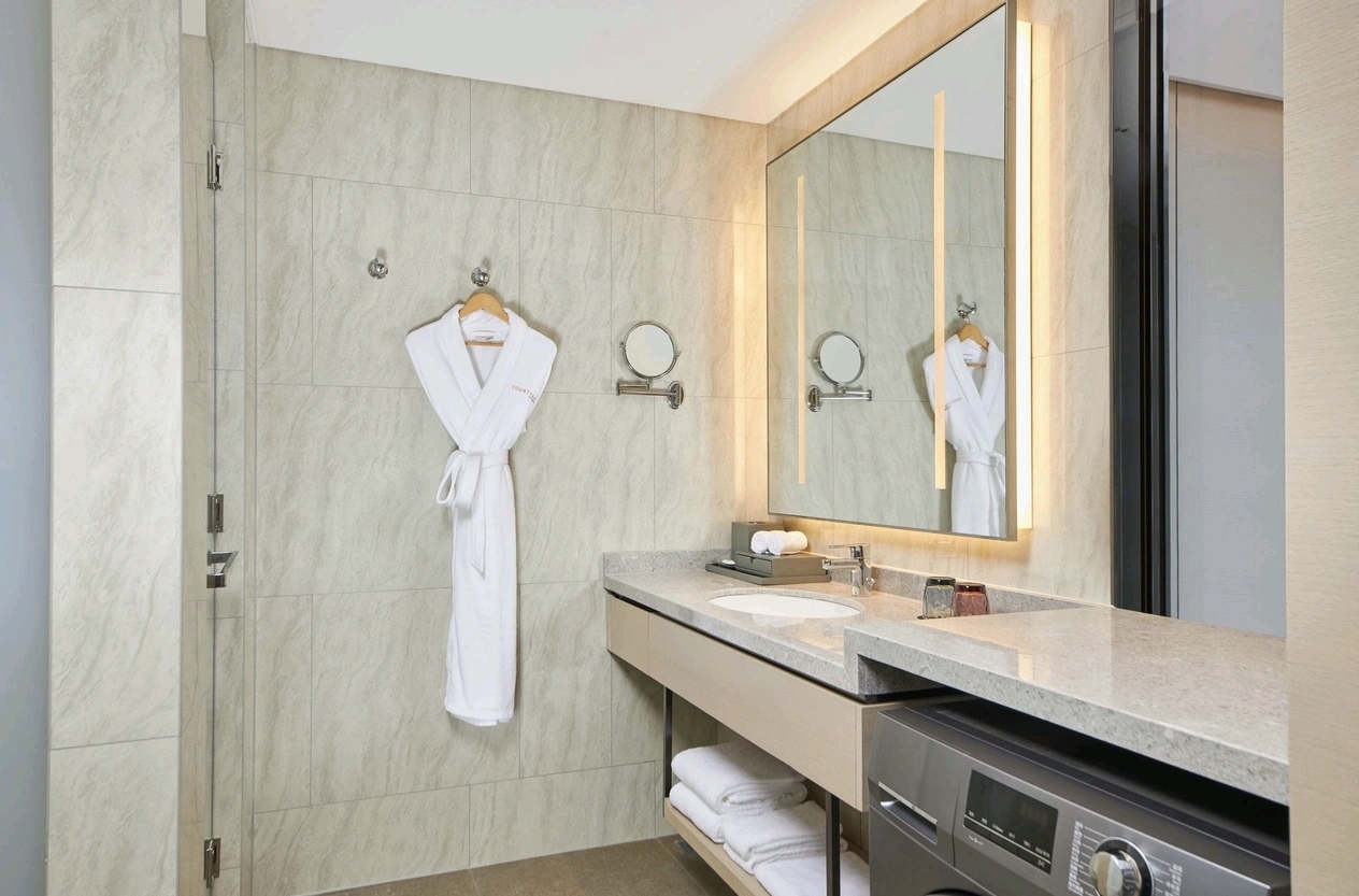 Guestroom marble bathroom vanity at Courtyard Changchun Poly