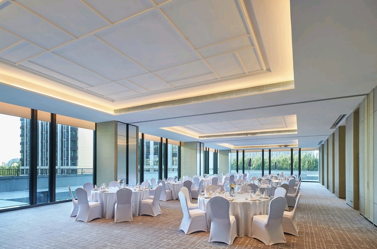 Small banquet window dining room at Courtyard Changchun Poly