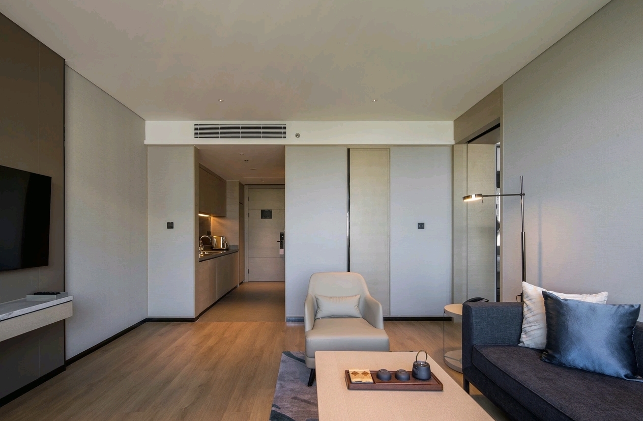 Standard King guestroom living zone at Courtyard Changchun Poly