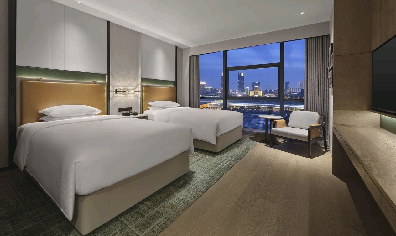 Deluxe Twin cityview guestroom at DoubleTree Zhengzhou East