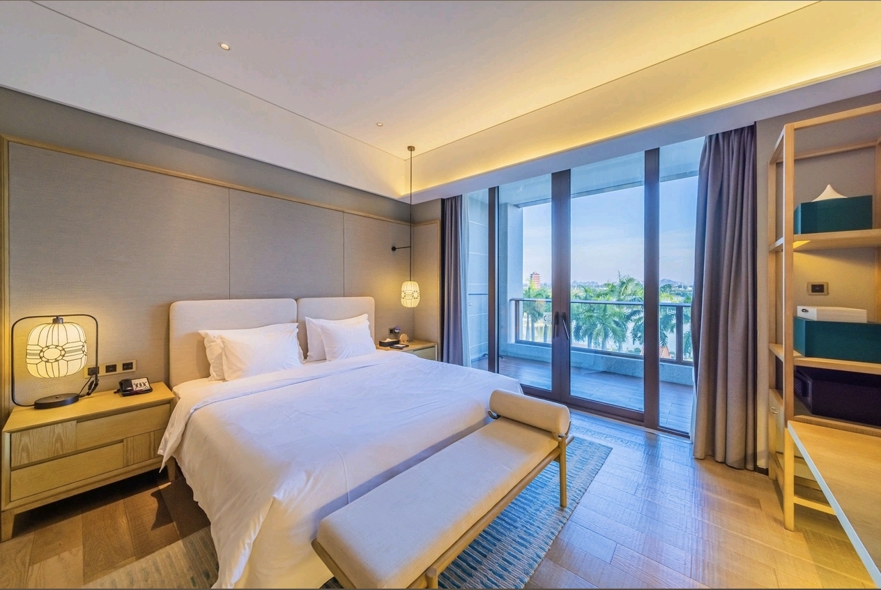 Jolie Vue Hotel Yulin high floor lakeview king room — furniture by Zhobai
