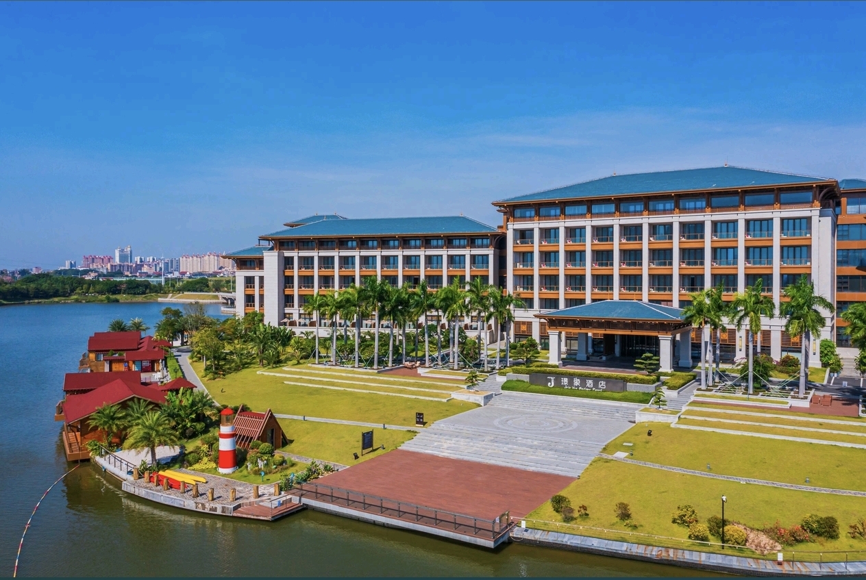 Jolie Vue Hotel Yulin island exterior overlooking Yudong Lake