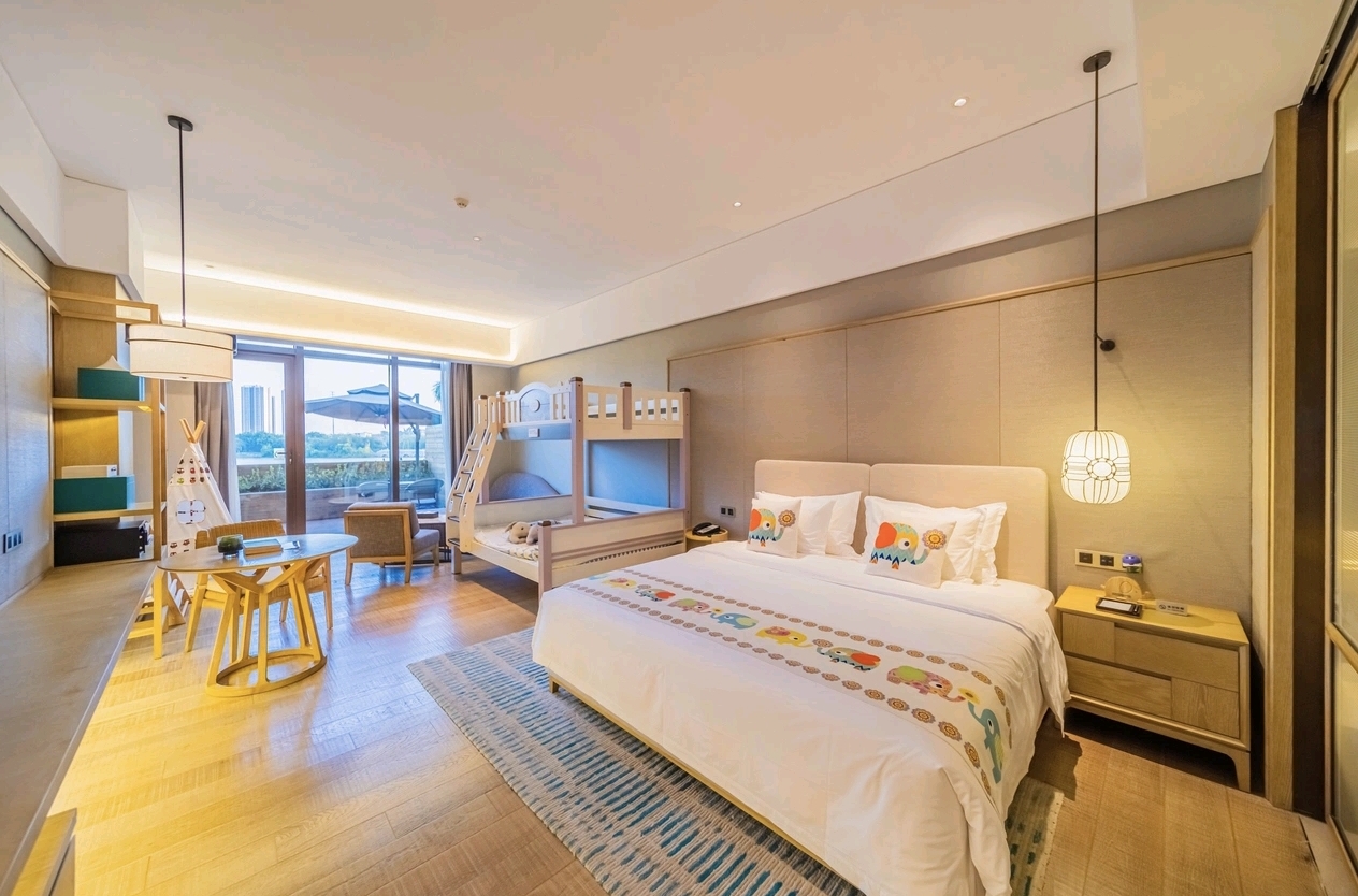 Jolie Vue Hotel Yulin lake view king bed room — furniture by Zhobai