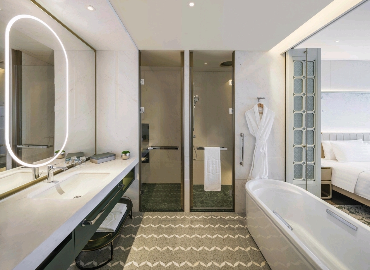 Shangri-La Nanshan Shenzhen room luxury bathroom and bathtub area — furniture by Zhobai