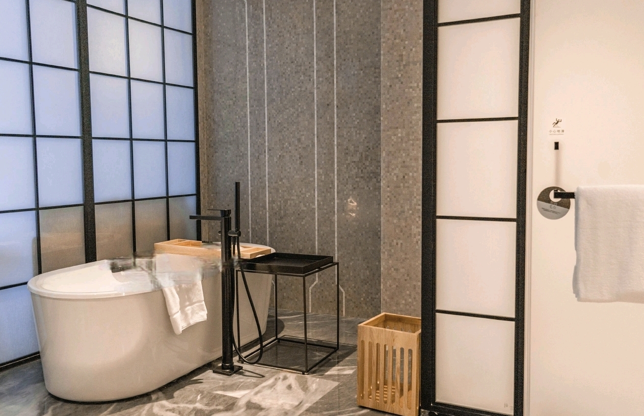 Sheraton Mianyang Xianhai room luxury bathtub bathroom — furniture by Zhobai