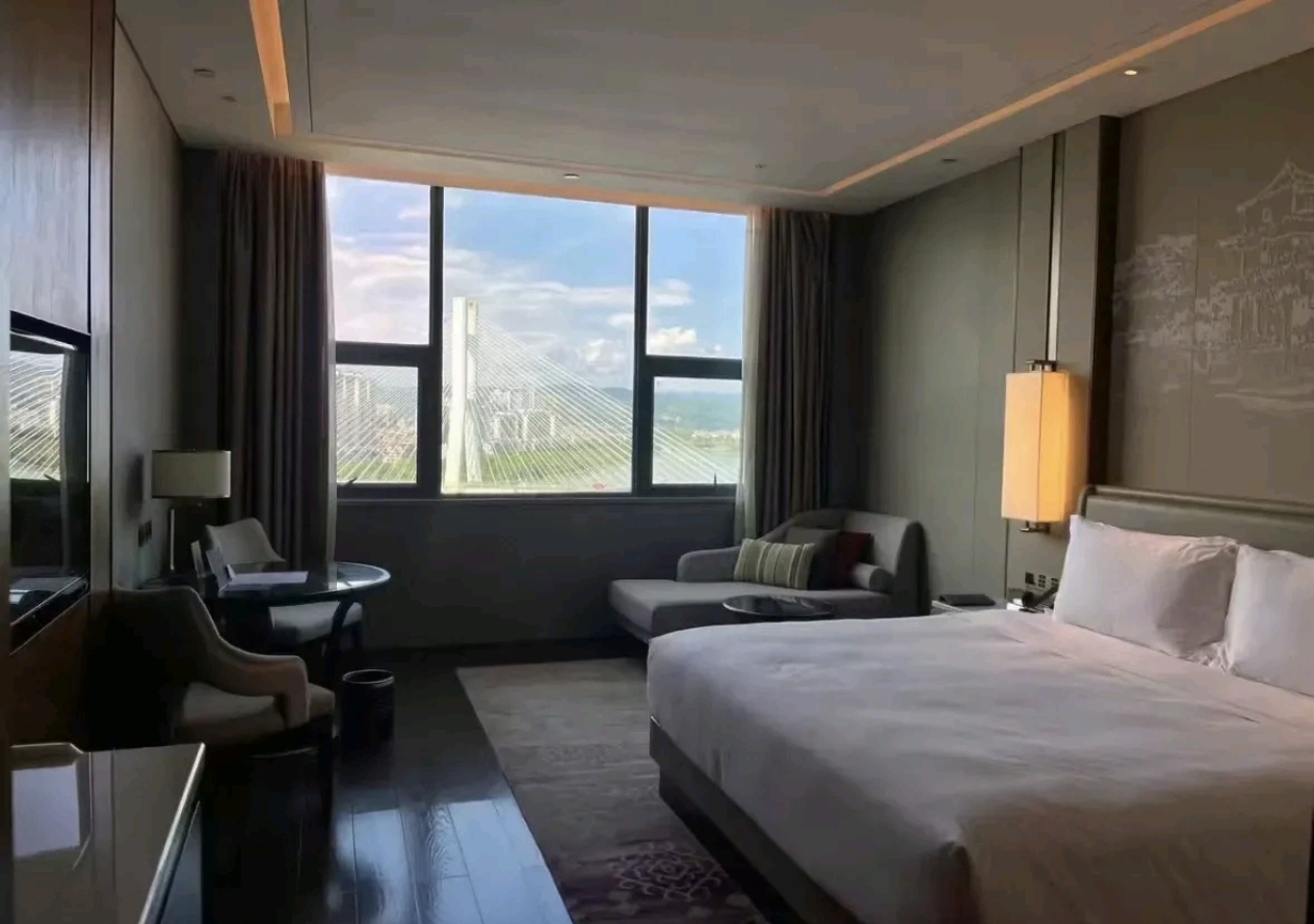 Wyndham Baise Resort high floor deluxe room — river view furniture by Zhobai