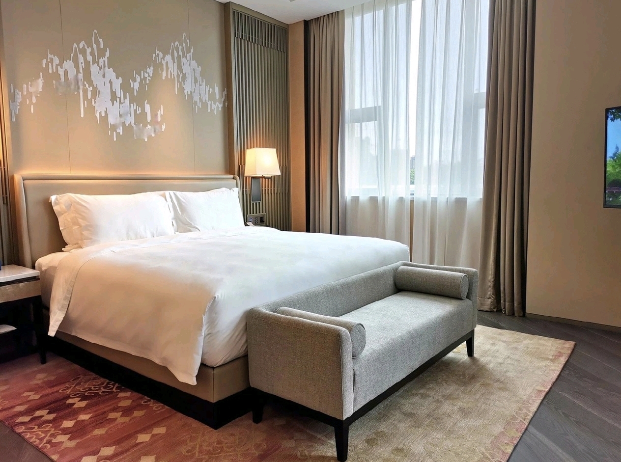 Wyndham Baise Resort standard guest bedroom — furniture by Zhobai