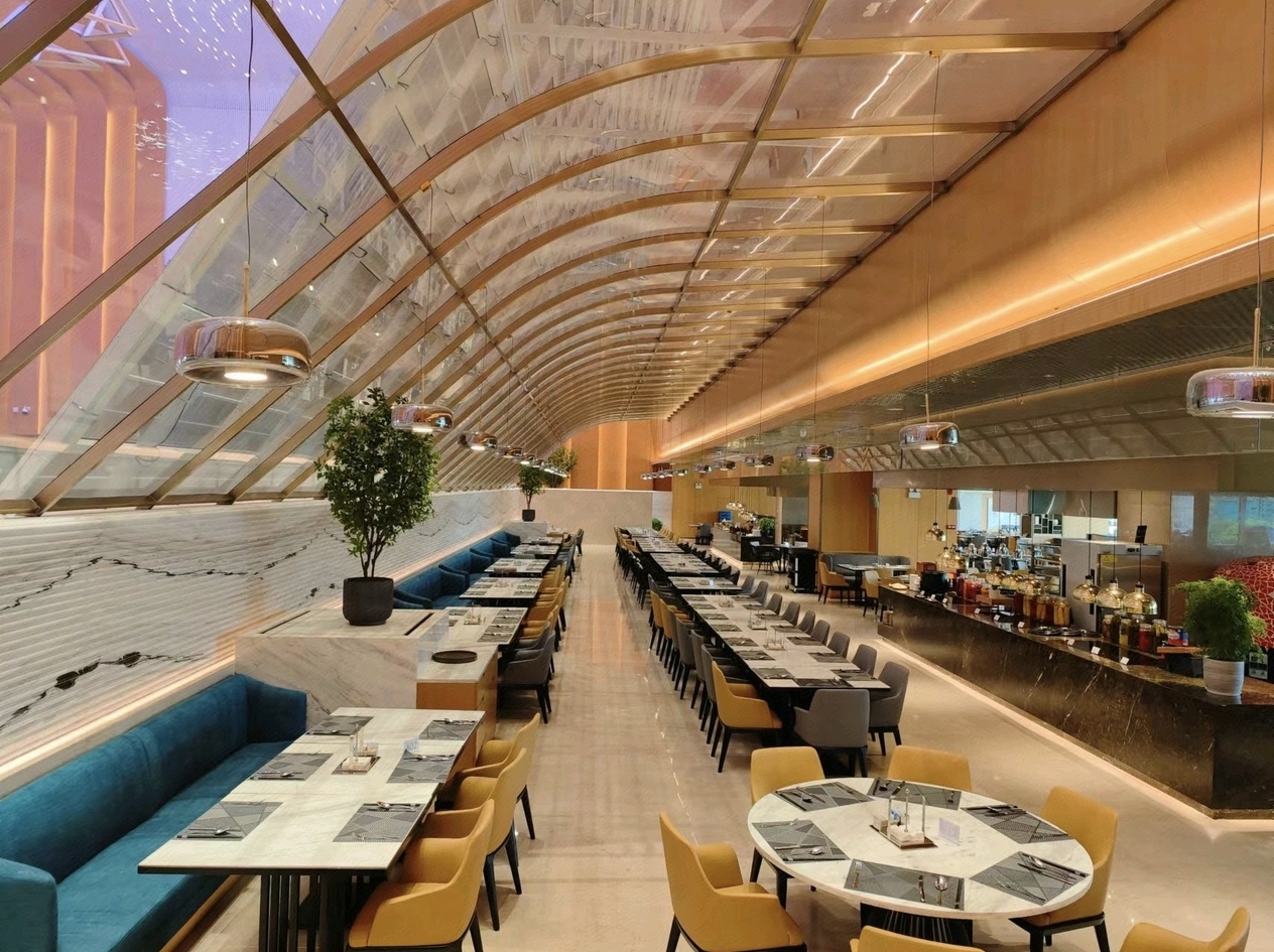 All-day dining restaurant hall at Wyndham Grand Zhaoqing