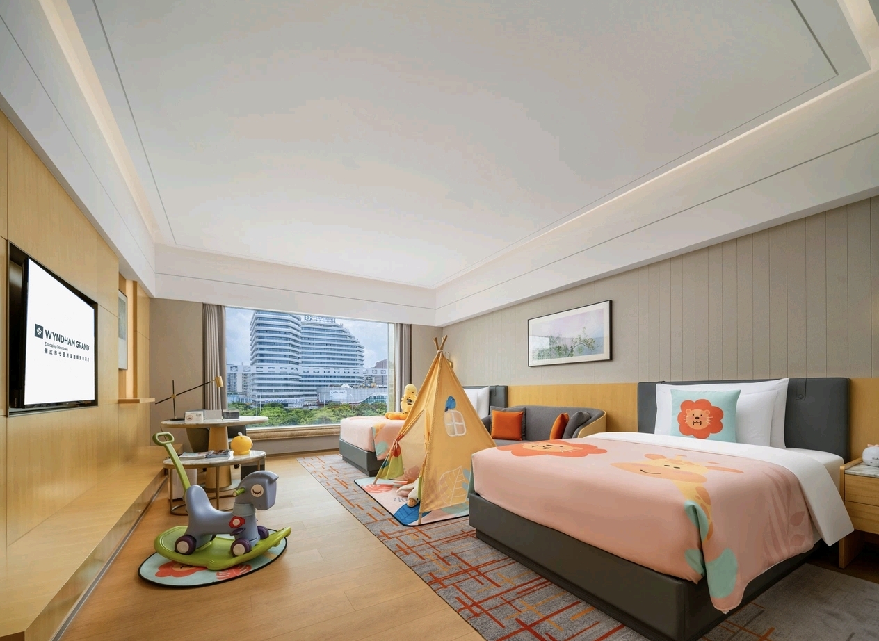 Family twin lake view room at Wyndham Grand Zhaoqing
