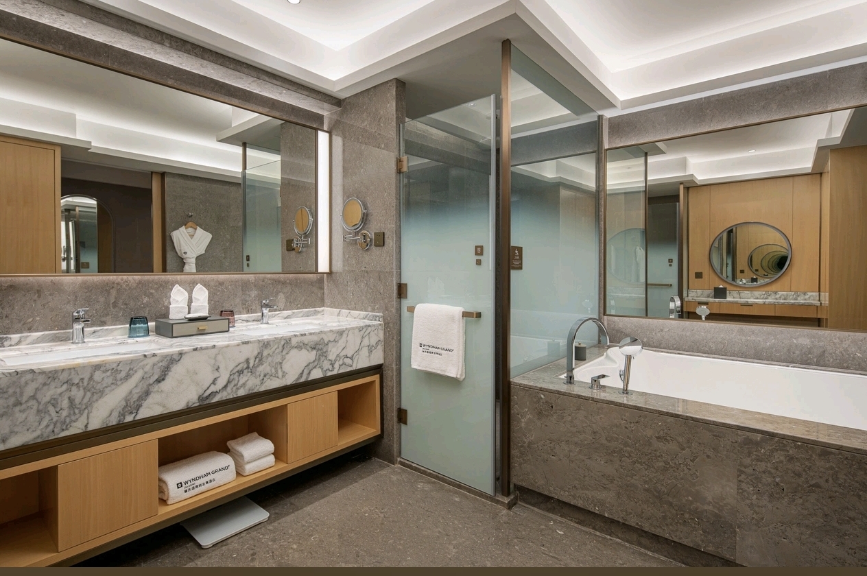 Guestroom marble bathtub bathroom at Wyndham Grand Zhaoqing