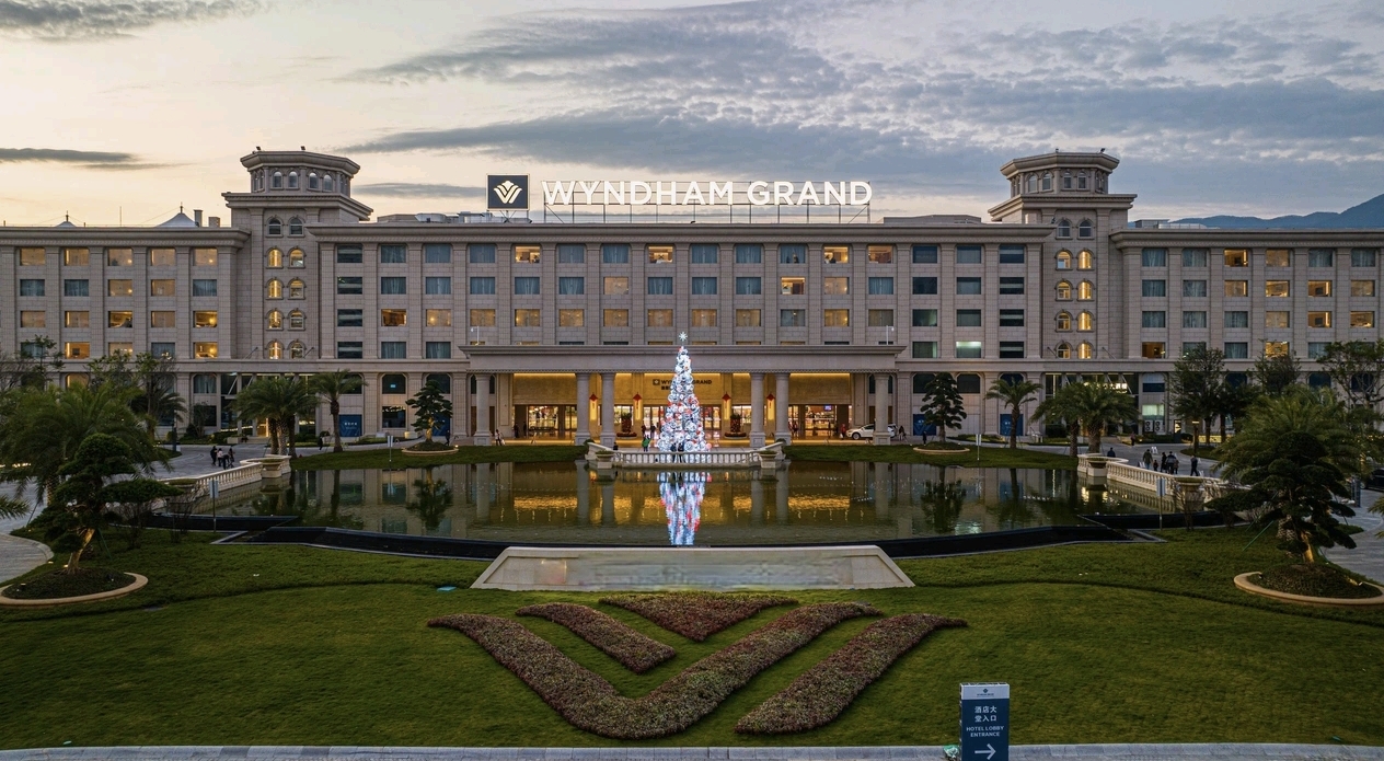 Wyndham Grand Zhaoqing hotel garden front exterior by day