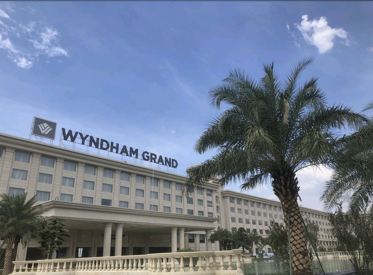 Wyndham Grand Zhaoqing palm-lined hotel facade exterior