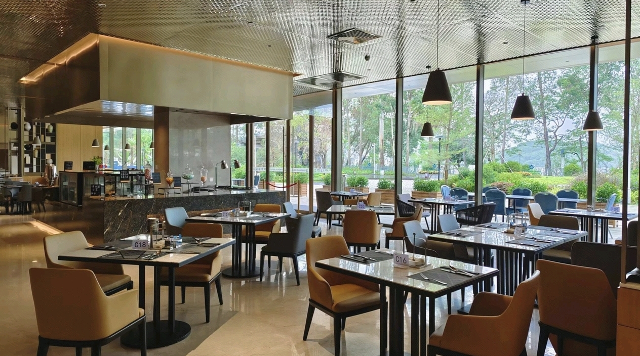 Restaurant window dining area at Wyndham Grand Zhaoqing