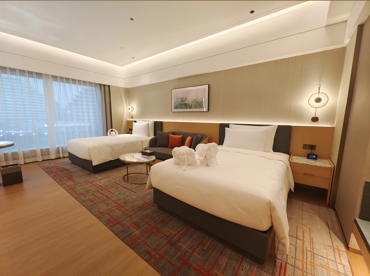 Standard King guestroom interior view at Wyndham Grand Zhaoqing